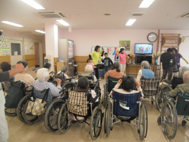 徳島市内にある高齢者福祉施設での食育風景。普段、レクレーションに興味のない方も楽しそうに踊って頂いています。		